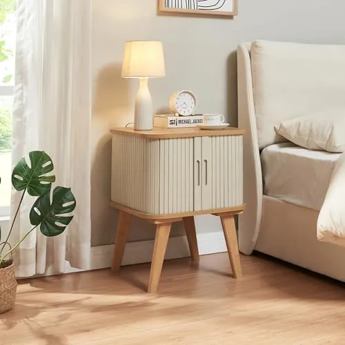 Beistelltisch Tysvær - Vielseitiger Wohnzimmertisch mit Stauraum - Beistelltisch fürs Wohnzimmer mit großzügigem Stauraum durch zwei Schiebetüren, elegantes Design aus Bambus und cremeweiß, ideal für jeden Raum.