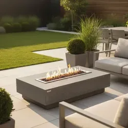 ELEMENTI Feuertisch HAMPTON - Luxuriöse Feuerstelle aus Beton - Feuertisch für Garten und Terrasse, aus glasfaserverstärktem Beton, wetterfest und pflegeleicht. Ideal für exklusive Außenbereiche mit eleganter Travertin-Optik.
