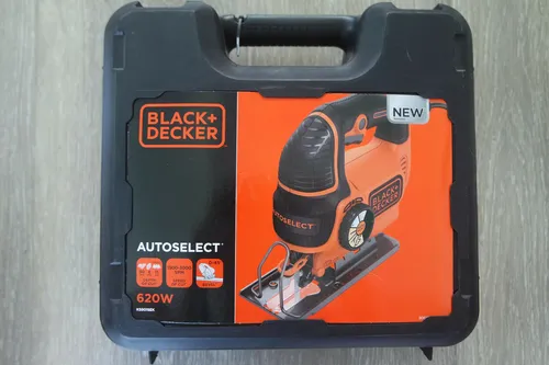 Black & Decker KS901SEK Autoselect Pendelhubstichsäge - Stichsäge mit 620 W Leistung im praktischen Koffer, ideal für präzises Sägen von Holz mit Schnitttiefen bis 90 mm und einem Schnittwinkel von 45°.
