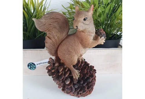 Aspinaworld Tierfigur Deko Eichhörnchen Figur auf Zapfen 17 cm