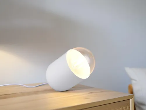 Kleine LED Tischlampe aus Metall in Weiß – Minimalistisches Design für jeden Raum