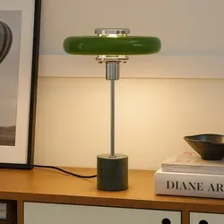 Lindby Tischleuchte Branford, 1 x 10 W LED - Nachttischleuchten mit einzigartigem Vintage-Design aus Metall und Marmor, bietet angenehme Lichtverteilung für eine einladende Atmosphäre.