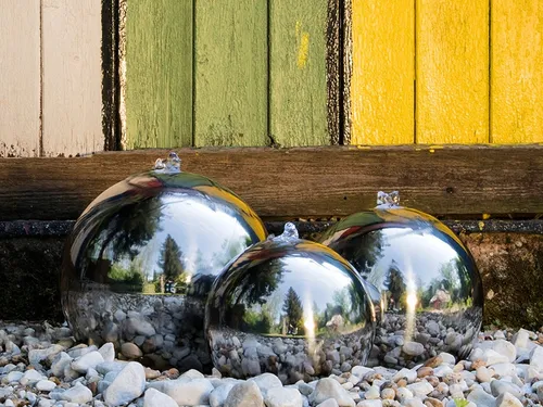 Köhko Gartenbrunnen 3er Kugelbrunnen-Set aus Edelstahl mit LED - Wetterfester Gartenbrunnen für den Außenbereich, inklusive LED-Beleuchtung für stimmungsvolles Lichtspiel im Garten.