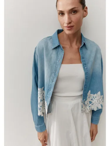 Jeanshemd mit Spitzenbesatz - Das Jeanshemd von MORE & MORE kombiniert lässigen Stil mit femininen Akzenten. Der lockere Schnitt und der Spitzenbesatz machen es zum perfekten Begleiter für vielfältige Outfits, ob casual oder elegant.