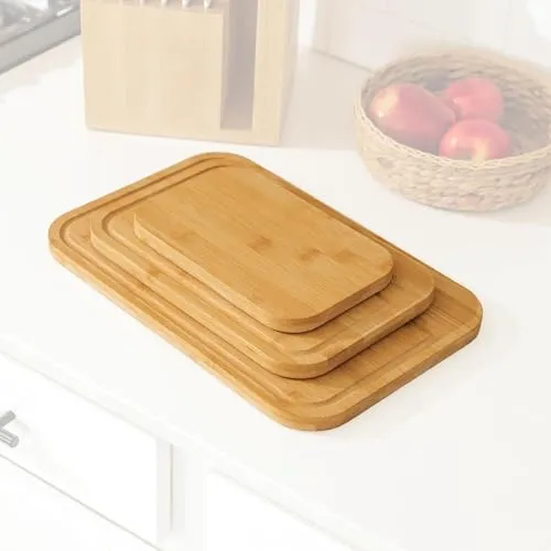 KitchenEdge Bambus-Holz-Schneidebrett, 3er-Set, Saftrille und rutschfeste Gummifüße, dicke Holztabletts für Käse, Gemüse, Fleisch, Obst, robuste Konstruktion, vorgeölt (9 x 6, 12 x 8, 15 x 10 Zoll)