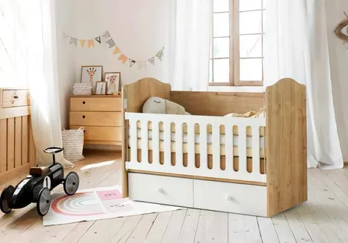 Babybett Holz mit Weißen Gitterstäben und Stauraumschubladen - Modernes Schubladenbett aus Holz für das Kinderzimmer, mit zwei praktischen Schubladen für zusätzlichen Stauraum. Sicheres Design und einfache Pflege machen es ideal für die Kleinen.