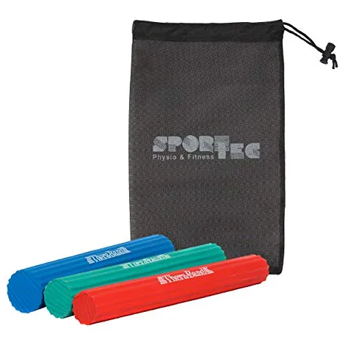 Thera-Band flexibler Übungsstab 3er-Set mit Aufbewahrungsbeutel - Krafttraininggeräte für Rehabilitation und Muskelstärkung. FlexBar in drei Widerständen (rot, grün, blau) zur Förderung der Greifkraft und Stabilisierung von Handgelenken und Unterarmen.