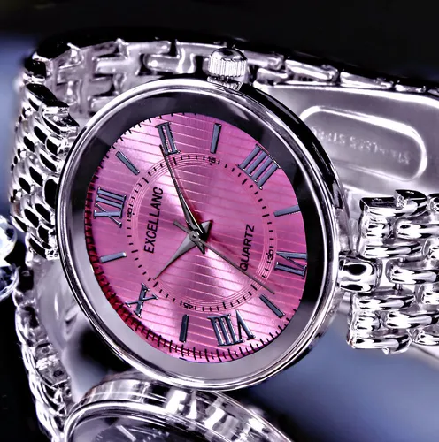 Excellanc Damenuhr mit Metallband - Silber/Rosa, Modisch und Elegant - Damenuhren, stilvolle Excellanc Armbanduhr mit hochwertigem Quarzwerk, roségoldfarbigem und silberfarbigem Metallband für einen modischen Look.