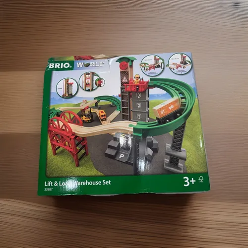 BRIO Central Station Set - Großes City-Bahnhof-Set in Gelb und Rot, fördert kreative Spielmöglichkeiten und die Fantasie der Kinder.