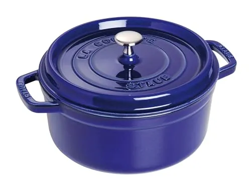 Staub runder Gusseisentopf 2,6l 405102650 - Pfanne für alle Herdarten, ideal zum Schmoren und Braten. Die innovative Noppenstruktur im Deckel sorgt für gleichmäßige Feuchtigkeit und zarte Ergebnisse.
