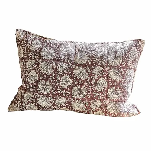 Loberon Kissenhülle Soleique, Nobles Blüten-Design, Leicht Wattiert, Weiche Haptik, Rückseite Unifarben, Kissenbezug, Wohn-Accessoire, Baumwolle, Polyester, Bordeaux/weiß