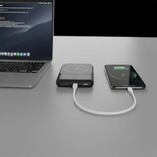 alkaya. Powerbank 5.000 mAh – Induktives Laden mit MagSafe - Powerbanks – 5.000 mAh Kapazität, ideal für schnelles induktives Laden mit MagSafe und USB-C Ports, perfekt für unterwegs!