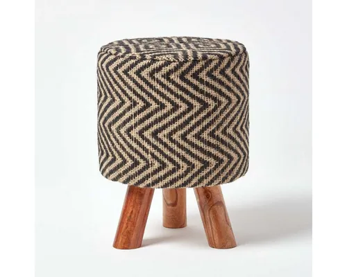 Homescapes Fußhocker Jute Diamond Black mit Holzfüßen - Stylischer Fußhocker im Chevon-Style, ideal für Wohnzimmer oder Schlafzimmer. Das zeitlose Ethno-Muster und die stabilen Massivholzfüße bieten Komfort und setzen einen modernen Akzent.
