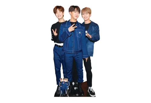 Dekofigur Woojin, Changbin und Lee Know - Lebensgroßer Pappaufsteller - Der perfekte Blickfang für jede Veranstaltung! Dieser hochwertige Pappaufsteller sorgt für unvergessliche Momente und ist ideal für Fotos, Partys und Schaufensterdekoration. Einfach aufklappen und genießen!