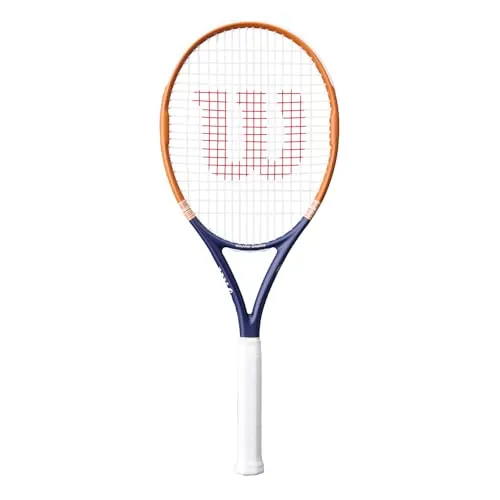 Wilson Tennisschläger Roland Garros Equipe HP 100in - Der Wilson Roland-Garros Tennisschläger vereint elegantes Design und hohe Leistung. Mit dem Perimeter Weighting-System und einem mittelgroßen Kopf bietet er optimale Kontrolle und Stabilität für dein Spiel.