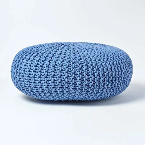 Homescapes Strickpouf rund, 70 x 23 cm, blauer Sitzhocker - Stylischer runder Sitzpouf in Grobstrick-Optik, handgefertigt aus 100% Baumwolle. Ideal als zusätzliche Sitzgelegenheit oder dekoratives Element im Wohnraum. Hochwertige Füllung sorgt für Formbeständigkeit.