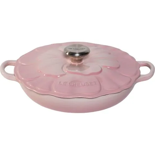 Le Creuset Signature Emaillierter Gusseisen-Blüten-Schmorpf, 2,25 l, Muschelrosa - Pfanne aus emailliertem Gusseisen für optimale Wärmeverteilung, ideal für schmackhafte Schmorgerichte. Langlebige Emaille widersteht Flecken und Rissen.