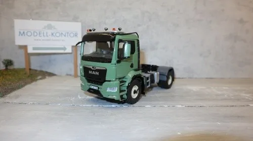 WIKING MAN TGS 18.510 4x4 BL Zugmaschine 1:32 - Detailgetreues Lastwagen-Modell im Maßstab 1:32 mit vielen Funktionen wie schwenkbarem Kühlergrill und Reifendruck-Regelanlage, ideal für Sammler und Dioramen.