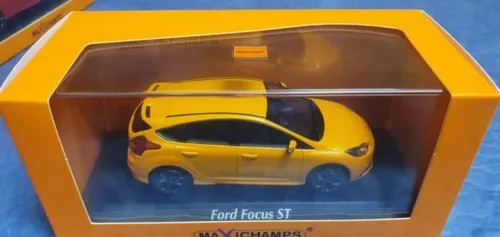 Minichamps 1:43 FORD FOCUS ST – 2011 – ORANGE METALLIC - Modellbau: Detailgetreues 1:43 Modell des Ford Focus ST in auffälligem Orange Metallic, ideal für Sammler und Autofans.