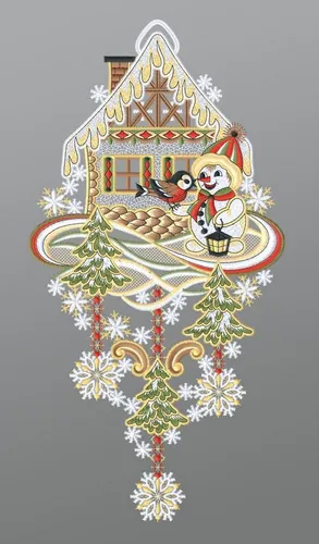 Plauener Spitze® Fensterbild Schneemann mit Winterhäuschen, HxB 36x18cm - Nussknacker Dekoration, opulent verziert mit Tannenbäumen und einem charmanten Schneemann, schafft eine behagliche Winterstimmung in Ihrem Zuhause.