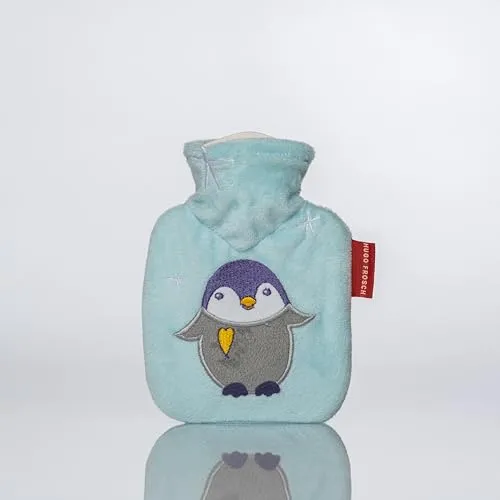 Hugo Frosch Mini-Wärmflasche 0,2l – Made in Germany – mit kuscheligem Velourbezug Eisblau und aufgesticktem Pinguin – kleine, auslaufsichere Bettflasche für unterwegs
