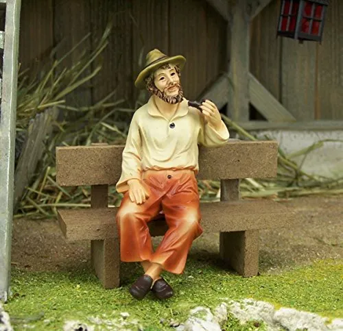 Krippenfigur aus Polyresin. Alte Mann auf Bank. Für 11 cm. Krippenfiguren