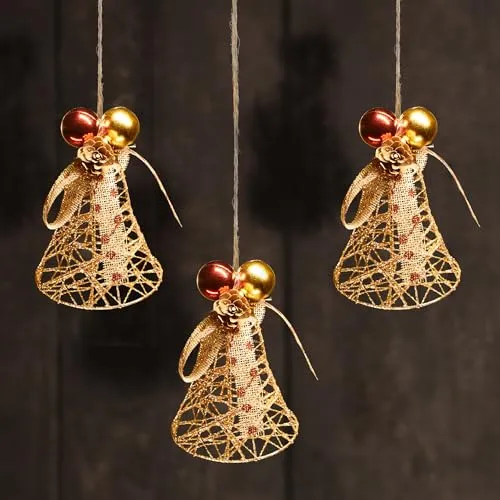 com-four® 3X Deko-Glocke - goldfarbener Tür-, Wand- und Fensterschmuck - glitzernde Weihnachtsdeko zum Aufhängen - Adventsdekoration mit Schleife, Blüte und Kugel (3 Stück Glocke - goldfarben)