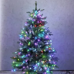 LED Baummantel Lichterkette 1,8m mit Fernbedienung - Weihnachtsbeleuchtung für Bäume bis 1,8m, 180 bunte LEDs mit 13 Funktionen und praktischer Zeitschaltuhr für stimmungsvolle Lichtakzente.