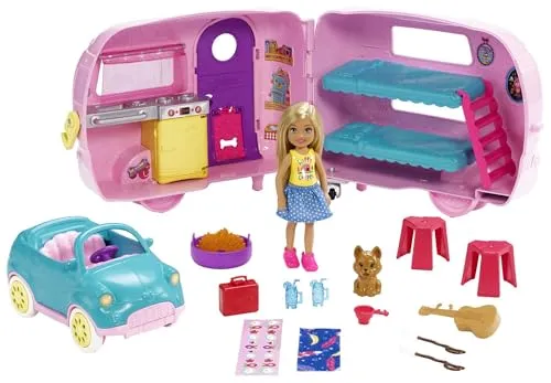 Barbie Chelsea Serie - Chelsea Auto und Camper Set - Puppenset mit 10+ Campingaccessoires, ideal für kreative Abenteuer. Das Set enthält eine Chelsea-Puppe, ein Teal Auto und einen pinken Mini Camper für unvergessliche Camping-Erlebnisse.