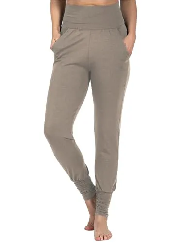 Magadi Yogahose Paula Dust aus Naturmaterial M - YOGAHOSE FÜR DAMEN: Bequeme, locker geschnittene Yoga-Hose in Khaki Grün von MAGADI, ideal für die Yoga-Praxis. Der breite Bund sorgt für optimalen Halt und hohen Tragekomfort.