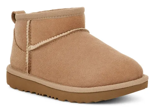 UGG Classic Ultra Mini Winterboots mit Lammfellfutter - Bequeme Schlupfstiefel mit niedriger Schafthöhe, ideal für einfaches An- und Ausziehen. Ultraweiche Innensohle und flexible Sohle für unbeschwertes Spielen im Winter.
