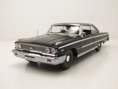 Ford Galaxie 500XL Hardtop 1963 schwarz Modellauto 1:18 - Detailgetreues 1:18 Modellauto des Ford Galaxie 500XL von 1963. Mit öffnenden Türen und Haube, ideal für Sammler und Liebhaber. Farbe: Schwarz, Länge: ca. 28 cm, inklusive OVP.
