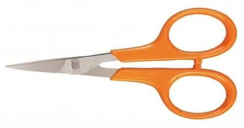 Fiskars Classic Maniküreschere gebogen - Präzise Nagelpflege - Hochwertige Maniküreschere von Fiskars (1000813) mit gebogenem Schnitt für eine präzise Nagelpflege und ein professionelles Finish.