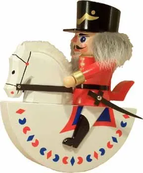 Rudolphs Schatzkiste Nussknacker Reiterlein Husar rot BxHxT 18x19x5cm NEU Weihnachten Seiffen Nutcracker Nüsse Erzgebirge Winter Dekoration Holzkunst Holz Weihnachtsmann Christmas Walnuss