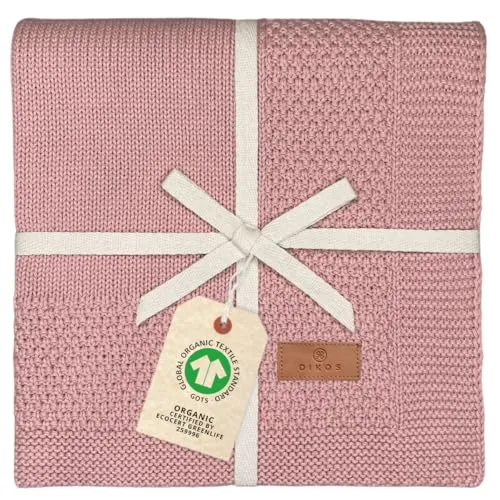 DIKOS Babydecke ® aus 100% Bio Baumwolle - Kuscheldecke in Beere, atmungsaktiv und nachhaltig, ideal für die Erstlingsausstattung. Kuschelweich und in schöner Strickoptik.