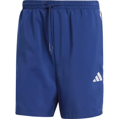 adidas Herren Essential Three Stripes Chelsea Base Short XL, Dunkelblau/Weiß - Sportliche Shorts aus 100% recyceltem Polyester, mit elastischem Bund und praktischen Taschen, ideal für aktive Freizeit und Training.