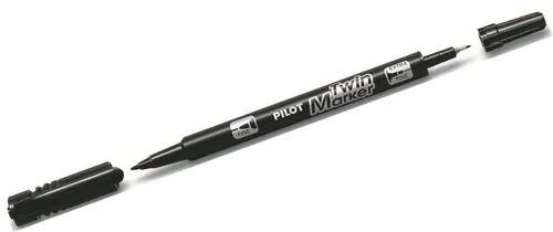 Pilot Pen Permanentmarker Twinmarker 0,3/0,5mm schwarz - Permanent-Marker mit 2 Rundspitzen für vielseitige Anwendungen, wasserfest und umweltfreundlich, besteht zu 76,1% aus recyceltem Material.