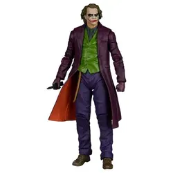 Die Dark Knight DC Multiverse Deluxe Theatrical Edition Actionfigur Joker 18 cm - Detailreiche Actionfigur des Jokers aus der Dark Knight DC Multiverse Reihe, ca. 18,2 cm groß, inklusive Zubehör und Base – ideal für Sammler und Fans von Actionfiguren.