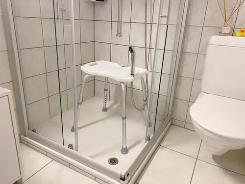 Duschhocker aus Aluminium in Weiß – Rutschsicher und Höhenverstellbar
