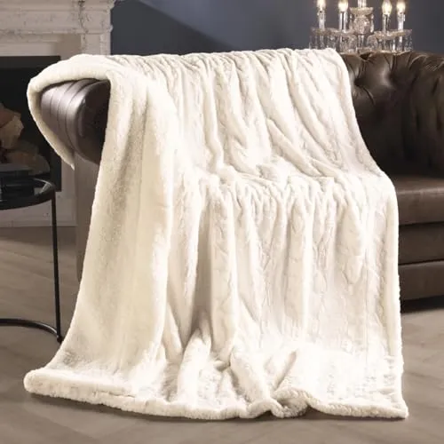 Delindo Lifestyle Wohndecke Luxus Winterfell XXL in weiß von DELINDO Lifestyle