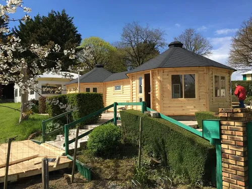Rustikaler Gartenpavillon Grillkota aus Holz - Klassischer Gartenpavillon, ideal für Grillabende. Wetterbeständig und langlebig, mit 12,02 m Tiefe und 5,71 m Breite. Einfach zu montieren und mit Befestigungsmaterial ausgestattet.