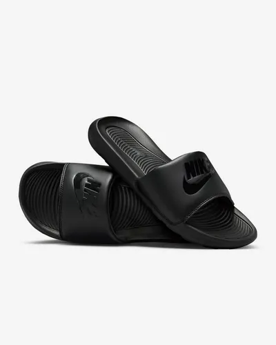 Nike Victori One Slide grau/bordeaux - Stylische Slide-Sandalen für Freizeit und Sport. Der breitere Riemen und weicher Schaumstoff bieten optimalen Komfort und Halt. Ideal für entspannte Tage am Strand oder in der Stadt.