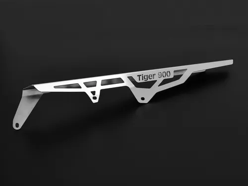 ZIEGER Kettenschutz für Triumph Tiger 900/GT/Rally/Pro - Logo Silber - Kettenschutz für Triumph Tiger 900, langlebig und witterungsbeständig. Einfache Montage ohne Verkleidungsänderung, perfekte Passform und stilvolles Design für optimalen Schutz.