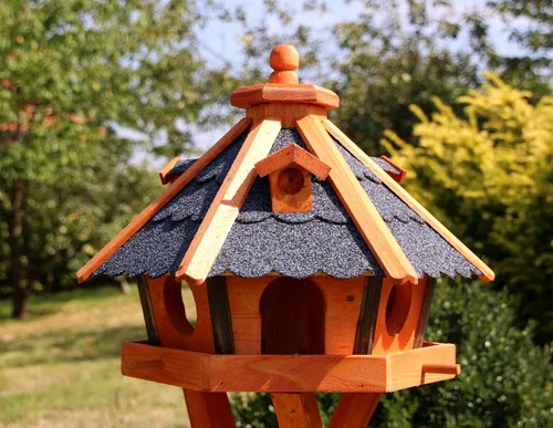 Holzdekoladen Vogelhaus mit Ständer und Solar Typ 23, 47x33 cm - Wetterfestes Vogelhaus aus massivem Holz mit praktischem Futterautomaten und wahlweise Solarbeleuchtung. Ideal für Gartenliebhaber, die Vögel anlocken und ihnen einen sicheren Futterplatz bieten möchten.