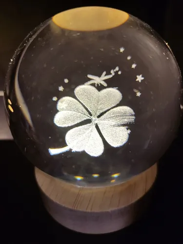 Glaskugel mit edlem Holzsockel und elektr. Beleuchtung, ca. 8cm Lampe, Kleeblatt