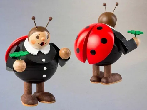 Richard Glaesser Räuchermännchen Marienkäfer 15 cm - Hochwertige Handwerkskunst aus dem Erzgebirge, diese 15 cm große Räuchermännchen Figur bringt Gemütlichkeit und Tradition in Ihr Zuhause.