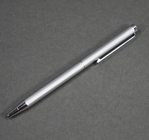 Hugo Boss Kugelschreiber Cloud Chrome - Schreibwaren, eleganter Kugelschreiber mit schlanker Silhouette und edlem Gravurmuster, ideal als Geschenk in klassischer Box.