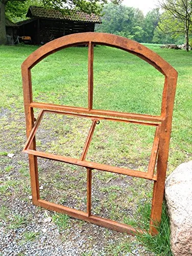 Antikas Eisenfenster mit Kippflügel - Fliegengitter mit nostalgischem Design, öffnet mittig wie ein originales Stallfenster aus Gusseisen. Ideal für rustikale Wohnräume, Maße: 70 cm x 53,5 cm.