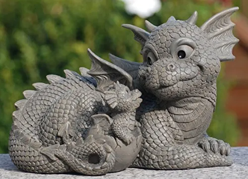 MystiCalls Gartendrache Mutter mit Kind – Charmante Gartenfigur - Verleihen Sie Ihrem Garten mit diesem zauberhaften Gartendrachen von MystiCalls einen Hauch von Magie. Die liebevolle Darstellung von Mutter und Kind sorgt für eine einladende Atmosphäre im Freien.