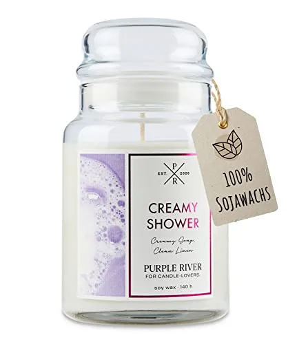 Purple River Duftkerze im Glas | Creamy Shower - Vegane Sojawachskerze für langanhaltenden Raumduft - Kerzen im Glas mit 623g Inhalt und bis zu 140 Stunden Brenndauer. Der frische Duft von Creamy Shower verwandelt dein Zuhause in eine Oase der Entspannung.